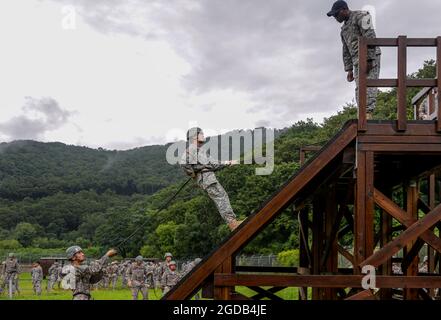 Aug 12, 2021-Dongducheo, Südkorea-USFK-Soldaten nehmen an einer Kampfseilzufahrt auf ihrem Trainingsbereich, Lager casey in Dongducheon, Südkorea, Teil. Stockfoto