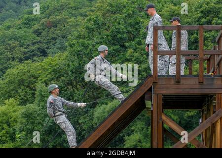 Aug 12, 2021-Dongducheo, Südkorea-USFK-Soldaten nehmen an einer Kampfseilzufahrt auf ihrem Trainingsbereich, Lager casey in Dongducheon, Südkorea, Teil. Stockfoto