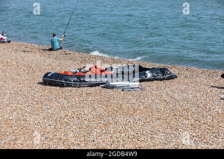 Ein Schlauchboot, das von illegalen Einwanderern/Asylbewerbern am Hythe Beach, Kent, aufgegeben wurde. Stockfoto