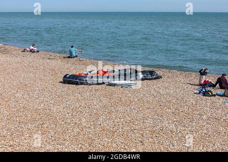 Ein Schlauchboot, das von illegalen Einwanderern/Asylbewerbern am Hythe Beach, Kent, aufgegeben wurde. Stockfoto