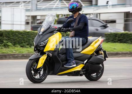 Chiangmai, Thailand -Juli 17 2021: Private Racing Yamaha XMAX. Foto an der Straße Nr. 121 etwa 8 km von der Innenstadt von Chiangmai, thailand. Stockfoto