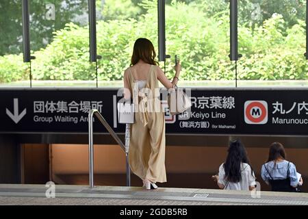 Tokio, Japan. August 2021. Impressionen aus Tokio. Frau auf dem Weg zur U-Bahn-Station, öffentliche Verkehrsmittel, Â Credit: dpa/Alamy Live News Stockfoto