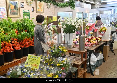 Tokio, Japan. August 2021. Impressionen aus Tokio. Weibliche Kundin in einem Blumenladen, Blumen. Kredit: dpa/Alamy Live Nachrichten Stockfoto