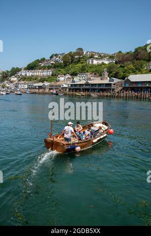 Looe, Cornwall, England, Großbritannien. 2021. East Looe ein beliebtes Ferienresort und Fischereizentrum in Cornwall, Großbritannien, Passagierfähre über den Fluss Looe auf incom Stockfoto