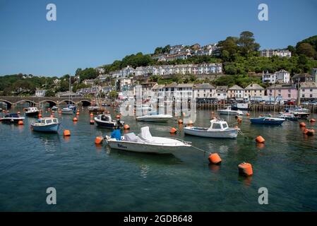 Looe, Cornwall, England, Großbritannien. 2021. East Looe ein beliebter Ferienort und Angelzentrum in Cornwall, Großbritannien während der Sommerzeit. Stockfoto