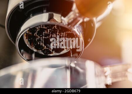 Closeup buttomless Espresso-Kaffeeextraktion Brühen ersten Tropfen frischen Aroma heißen Kaffee mit Espressomaschine. Stockfoto