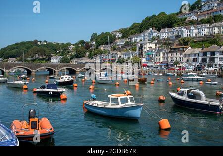 Looe, Cornwall, England, Großbritannien. 2021. East Looe ein beliebter Ferienort und Angelzentrum in Cornwall, Großbritannien während der Sommerzeit. Stockfoto