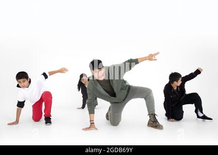 Gruppe von Kid Team Aktivität Tanzkurs mit Lehrer im weißen Studio Hintergrund. Stockfoto