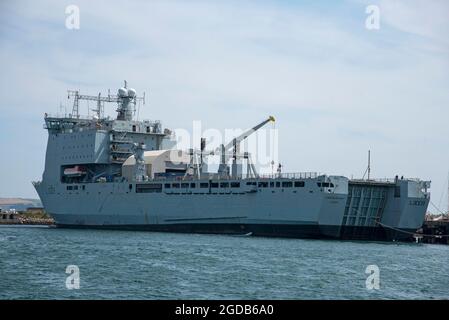 Falmouth, Cornwall, England, Großbritannien. 2021. RFA Cardigan Bay ein Landeanlegedockschiff der Bay Class wird in Falmouth, Großbritannien, einer großen Umrüstung unterzogen Stockfoto