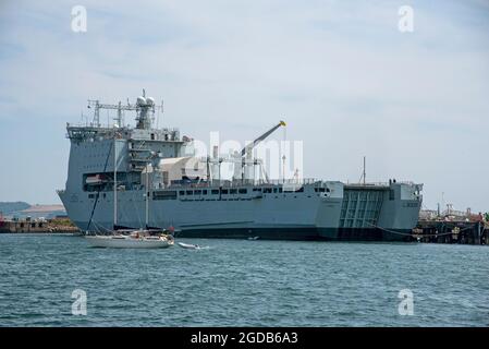 Falmouth, Cornwall, England, Großbritannien. 2021. RFA Cardigan Bay ein Landeanlegedockschiff der Bay Class wird in Falmouth, Großbritannien, einer großen Umrüstung unterzogen Stockfoto