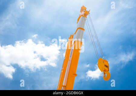 Hebezeug Kran gelb Haken Kopf Bau LKW sauber neu mit blauen Himmel Wolke Hintergrund. Stockfoto