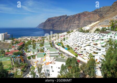 Los Gigantes Resort mit Acantilados de Los Gigantes, Santiago del Teide, Teneriffa, Kanarische Inseln, Spanien Stockfoto