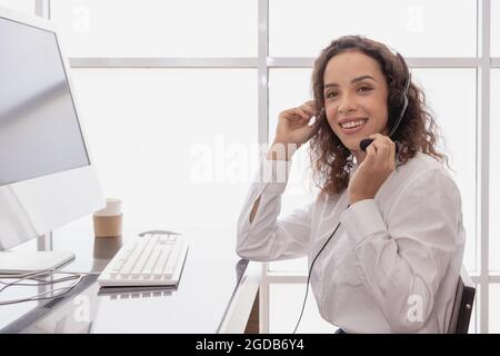 Afroamerikanische Frauen Hotline-Mitarbeiter arbeiten im Call Center Büro für Customer Service Assistant Officer glückliches Lächeln. Stockfoto