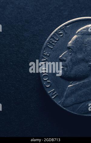 Makro der amerikanischen fünf-Cent-Münze isoliert auf schwarzem Hintergrund. Stockfoto