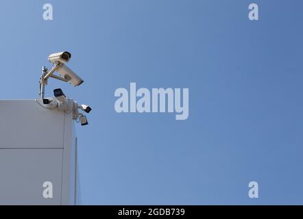 Sicherheitskameras im Vordergebäude. Stockfoto