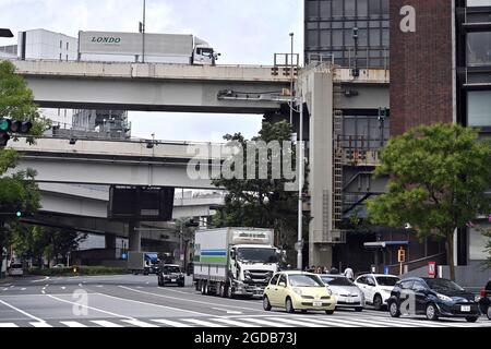 Tokio, Japan. August 2021. Impressionen aus Tokio. Straßen, die auf Stelzen, Brücken, Straßenverkehr, Verkehr, Autos, Autos. Kredit: dpa/Alamy Live Nachrichten Stockfoto