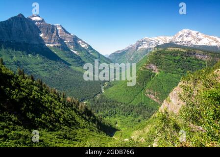 Landschaft des Glacier National Park von der Going to the Sun Road aus gesehen Stockfoto