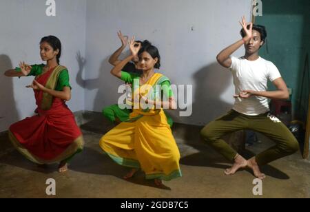 Kalkutta, Indien. August 2021. Die Schüler üben Tanz in der Tanzschule während der Zeit der teilweisen Sperrung in kalkutta. (Foto: Anubrata Mondal/Pacific Press) Quelle: Pacific Press Media Production Corp./Alamy Live News Stockfoto