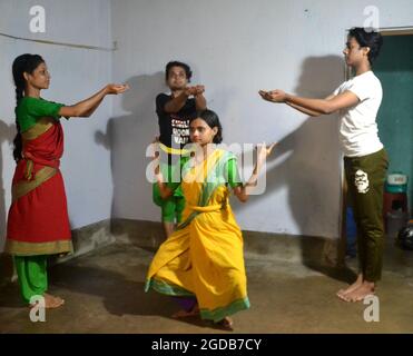 Kalkutta, Indien. August 2021. Die Schüler üben Tanz in der Tanzschule während der Zeit der teilweisen Sperrung in kalkutta. (Foto: Anubrata Mondal/Pacific Press) Quelle: Pacific Press Media Production Corp./Alamy Live News Stockfoto