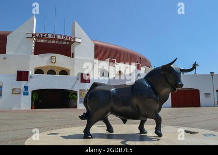 Roquetas de Mar, Almeria, Spanien, 19. August 2013: Eingang der Plaza de Toros de Roquetas de Mar mit schwarzer Stierstatue Stockfoto