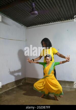 Kalkutta, Indien. August 2021. Die Tanzschule läuft in der Teilabsperrung in Kalkutta mit 25% Studenten. Der Meister der Schule Tanzunterricht posiert. (Foto: Anubrata Mondal/Pacific Press) Quelle: Pacific Press Media Production Corp./Alamy Live News Stockfoto