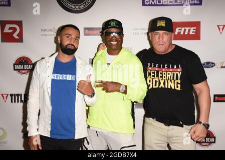 Miami, USA. August 2021. Paulie Malignaggi, von links, Rodney Burton, bekannt als Bitcoin Rodney, Damon Feldman. The Stare Down vor dem Boxkampf am 2. Oktober im James L. Night Center am 11. August 2021 in Miami, Florida. (Foto von Michele Eve Sandberg/Sipa USA) Quelle: SIPA USA/Alamy Live News Stockfoto