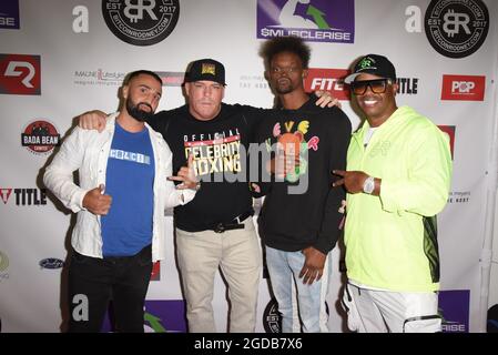 Miami, USA. August 2021. Corey B, von links, Damon Feldman, schlägt und Rodney Burton - bekannt als Bitcoin Rodney. The Stare Down vor dem Boxkampf am 2. Oktober im James L. Night Center am 11. August 2021 in Miami, Florida. (Foto von Michele Eve Sandberg/Sipa USA) Quelle: SIPA USA/Alamy Live News Stockfoto