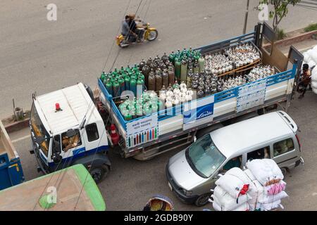 Narayanganj, Dhaka, Bangladesch. August 2021. Während der Sauerstoffkrisensituation aufgrund der Ausbreitung des Coronavirus in Bangladesch trägt ein LKW Sauerstoffflaschen. (Bild: © Joy SahaZUMA Wire) Stockfoto