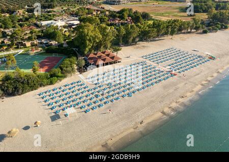 Luftaufnahme von schönem Meer und Strand mit Sonnenschirm an sonnigen Tagen, Simeri Mare, Kalabrien, Süditalien Stockfoto