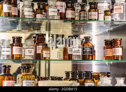 Flaschen mit Medikamenten aus altem medizinischen, chemischen und pharmazeutischen Glas. Chemie und Pharmazie Geschichte Konzept Hintergrund. Retro-Style. Chemisch Stockfoto