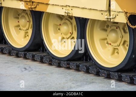 Caterpillar-Räder eines Panzers von gelber Farbe Nahaufnahme Stockfoto