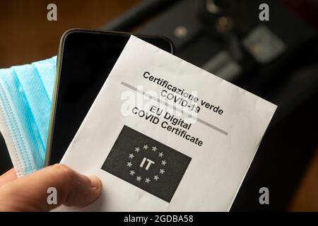 Man zeigt die Papierversion seines digitalen EU-Covid-Zertifikats Stockfoto