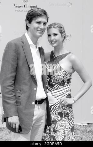 Jared Kushner und Ivanka Trump treffen am 27. Juni 2010 beim dritten jährlichen Veuve Clicquot Polo Classic auf der Governors Island in New York City ein. Foto: Henry McGee/MediaPunch Stockfoto