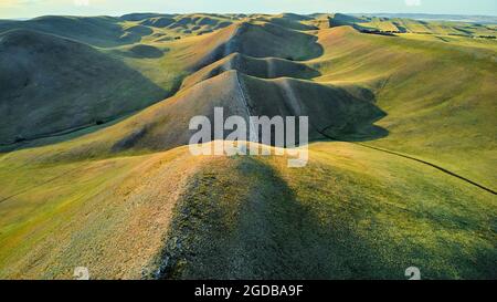 Luftaufnahme des Long Mountains Ridge. Der Beginn des Uralgebirges. Region Orenburg. Stockfoto