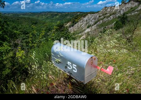 Aluminium-Briefkasten in der Landschaft von Certaldo, um die Schluchten von Casale zu entdecken, eine Landschaft mit erosiven Phänomenen mit einem letzten Besuch in der ancien Stockfoto