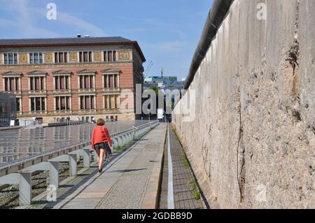 Berlin, Deutschland. August 2021. Teil einer ehemaligen Grenzmauer im Dokumentationszentrum Topographie des Terrors in Berlin, Deutschland, 12. August 2021. Kredit: Ales Zapotocky/CTK Foto/Alamy Live Nachrichten Stockfoto