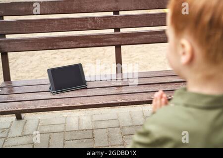 Kinder auf dem Spielplatz. Hübsches Gesicht. Nettes Schulkind. Aktivurlaub. Rote Haare Stockfoto