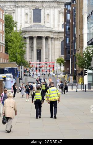 London, England, Großbritannien. Polizisten, die den St. Peter's Hill hinauf zur St. Paul's Cathedral laufen Stockfoto