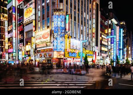 Shinjuku Tokio bei Nacht in Japan Stockfoto