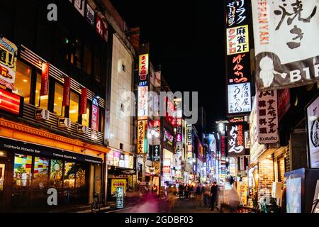 Shinjuku Tokio bei Nacht in Japan Stockfoto