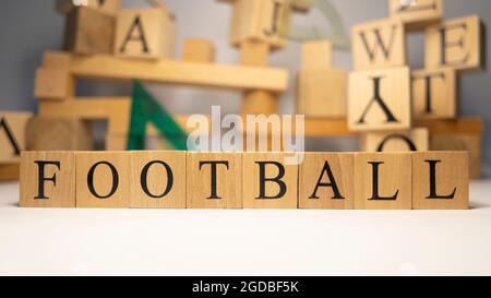 Fußball wurde aus Holzwürfeln hergestellt. Sport und die Olympischen Spiele. Nahaufnahme. Stockfoto