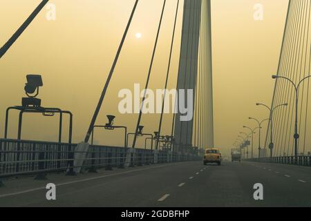 Vidyasagar Setu (Brücke) über den Fluss Ganges, 2. Hooghly-Brücke in Kalkutta, Westbengalen, Indien. Aufgenommen am Wintermorgen. Verbindet Howrah und Kalkutta, Long Stockfoto