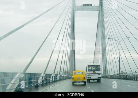 HOWRAH, WESTBENGALEN, INDIEN - 7. AUGUST 2016 : Vidyasagar Setu (Brücke) über den Fluss Ganges, 2. Hooghly-Brücke. Verbindet Howrah und Kalkutta, längstes C Stockfoto