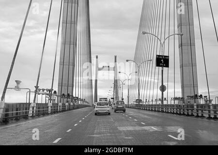 HOWRAH, WESTBENGALEN, INDIEN - 7. AUGUST 2016 : Vidyasagar Setu (Brücke) über den Fluss Ganges, 2. Hooghly-Brücke. Verbindet Howrah und Kalkutta, längstes C Stockfoto
