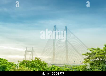 Vidyasagar Setu (Brücke) über den Fluss Ganges, 2. Hooghly-Brücke. Verbindet Howrah und Kalkutta, längste Kabelbrücke in Indien. Stockfoto