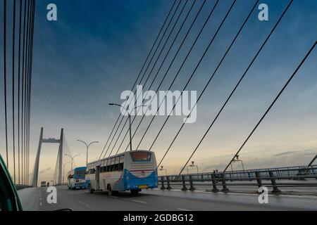 Kalkutta, Westbengalen, Indien - 6. August 2019 : Kabel der 2. Hoogly-Brücke mit viel Verkehr, die Hängebrücke über den Ganges, die Howrah verbindet Stockfoto