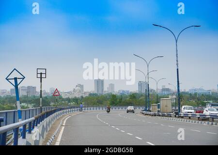 Kolkata, Westbengalen, Indien - 21. Juni 2020 : Blick auf die Stadt Kolkata und den Verkehr auf der 2. Hoogly-Brücke. Victoria Memorial, ein großes Marmorgebäude, ico Stockfoto