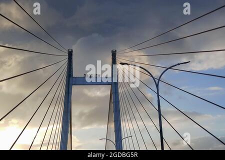 Kabel von Vidyasagar Setu (Brücke) über den Fluss Ganges, mit dramatischem Himmel - bekannt als 2. Hooghly-Brücke in Westbengalen, Indien. Verbindet Howrah und Kolka Stockfoto