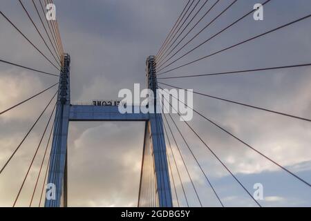 Kabel von Vidyasagar Setu (Brücke) über den Fluss Ganges, mit dramatischem Himmel - bekannt als 2. Hooghly-Brücke in Westbengalen, Indien. Verbindet Howrah und Kolka Stockfoto