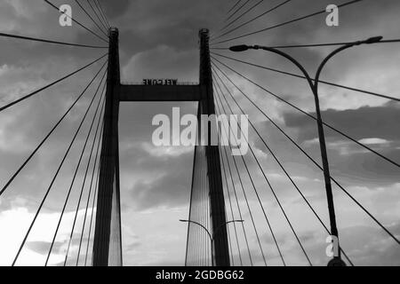 Kabel von Vidyasagar Setu (Brücke) über den Fluss Ganges - bekannt als 2. Hooghly-Brücke in Kalkutta, Westbengalen, Indien. Verbindet Howrah und Kalkutta, längstes C Stockfoto